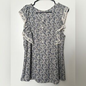 Max Studio small blue flower pattern short flutter sleeve top size L